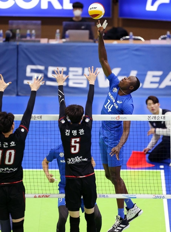현대캐피탈의 외국인 선수 다우디가 한국전력 블로커들을 따돌리고 득점에 성공하고 있다.〈사진 삼성캐피탈 제공〉