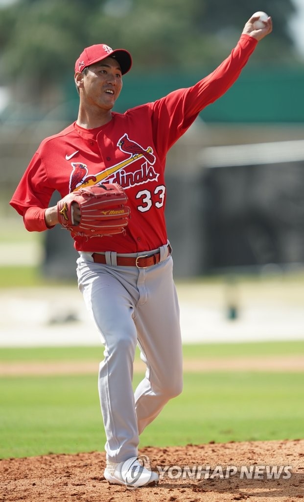 세인트루이스 유니폼을 입은 김광현이 실전과 같은 피칭을 하고 있다 〈사진 연합뉴스〉