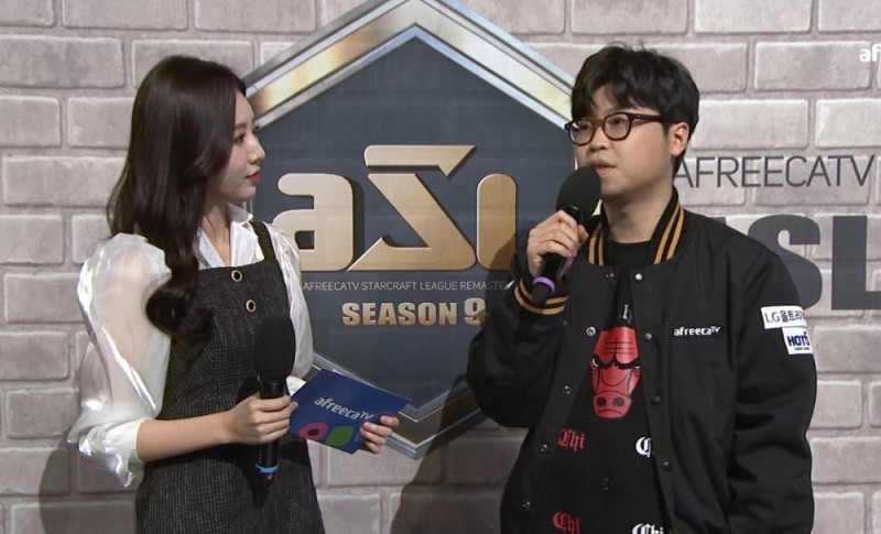 ASL 시즌9 24강 C조에서 1위를 차지한 김민철(오른쪽)이 인터뷰에 응하고 있다(사진=생중계 화면 캡처).