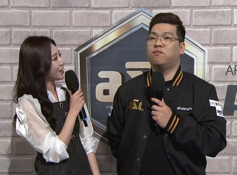 ASL 시즌9 24강 C조에서 w위를 차지한 윤찬희(오른쪽)가 인터뷰에 응하고 있다(사진=생중계 화면 캡처).