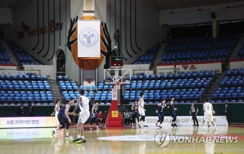 코로나19 감염이 전국으로 학산되면서 올해 처음으로 잠실종합체육관에서 열린 남자농구 태국과의 A매치가 무관중경기로 진행됐다.<사진 연합뉴스>