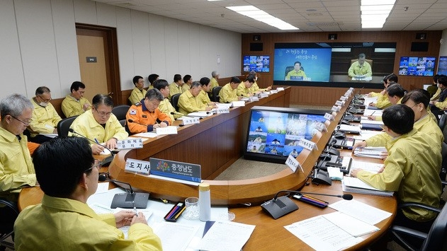 양승조 충남지사가 23일 열린 ‘코로나19 대응 중앙사고 수습본부 영상회의’에서 문재인 대통령에게 지역사회 감염 예방을 위한 대학교 개강 연기를 요청하고 있다.