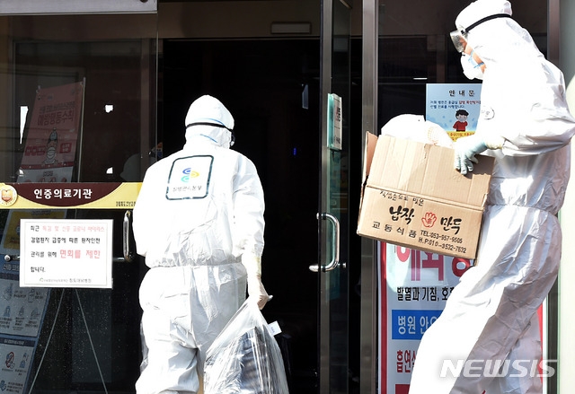  신종 코로나바이러스 감염증(코로나19) 확진자가 다수 발생한 22일 오후 경북 청도군 대남병원에서 의료진이 도시락을 옮기고 있다.