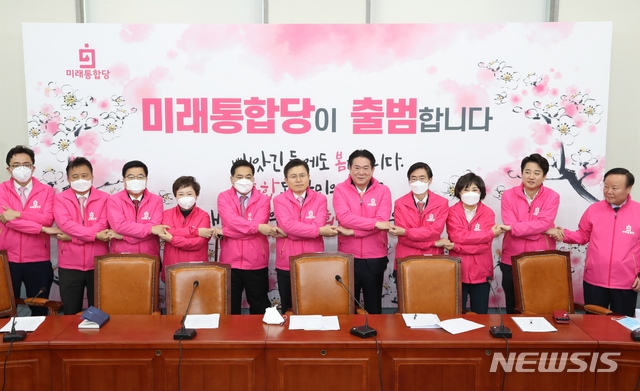 미래통합당 황교안 대표와 심재철 원내대표, 이동섭 의원 등이 24일 서울 여의도 국회에서 열린 당 최고위원회의에서 기념촬영하고 있다.