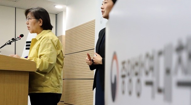 정은경 중앙방역대책본부장(질병관리본부장)이 21일 오후 충북 청주 질병관리본부에서 신종 코로나바이러스 감염증(코로나19) 국내 발생 현황에 대해 브리핑하고 있다.