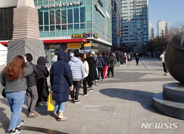 이마트가 대구·경북에 마스크를 긴급 공급키로한 24일 오전 대구 북구 이마트 칠성점에는 마스크 구매를 원하는 시민들의 행렬이 끝없이 이어졌다.