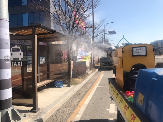 나주시는 지난 18일 나주를 방문한 ‘코로나19’ 부산 10번 확진자 A씨(46세·남·동래구) 동선에 따라 추가 확진자 차단을 위한 음식점, 버스승강장 등에 대한 즉각적인 방역 조치에 나섰다./사진=나주시