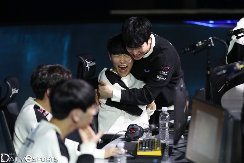 드래곤X로 팀을 옮긴 뒤 그리핀을 처음 상대하는 김대호 감독(오른쪽).