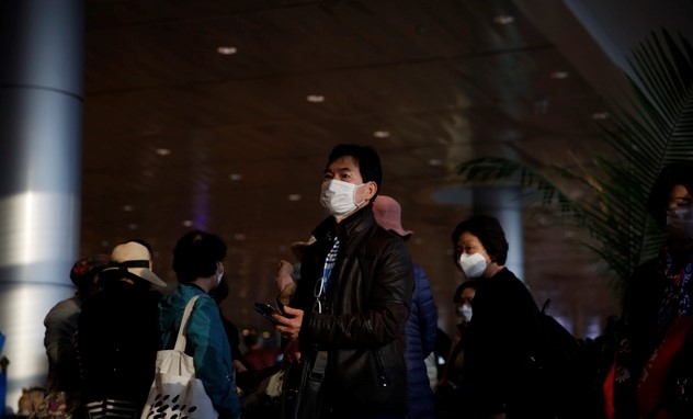 한국에서 온 관광객들이 23일(현지시간) 이스라엘 텔아비브 인근 벤구리온 공항에서 마스크를 쓴 채 서있다