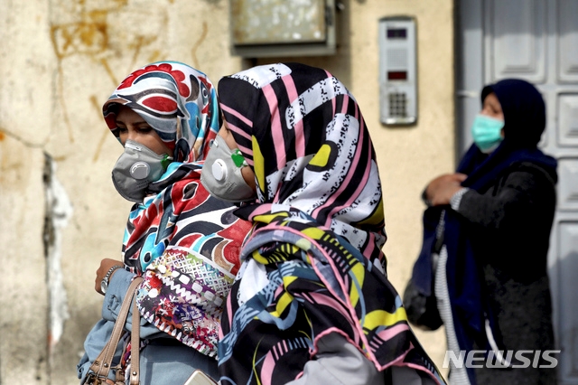23일(현지시간) 신종 코로나바이러스 감염증(코로나19) 확진자가 폭증한 이란의 테헤란에서 여성들이 마스크를 낀 채 걷고 있다.