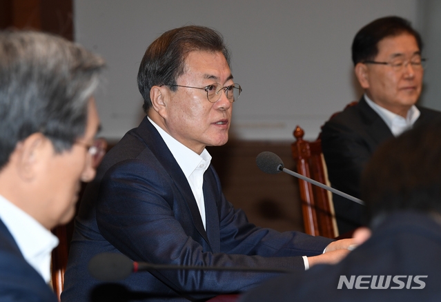 (사진=뉴시스) 문재인 대통령이 24일 청와대 여민관에서 열린 수석 보좌관회의에 참석해 모두 발언을 하고 있다.