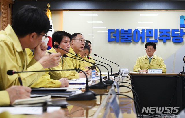 홍남기 경제부총리(왼쪽 세번째)가 25일 오전 서울 여의도 더불어민주당 중앙당사에서 열린 당정협의회에 참석해 모두발언을 하고 있다.