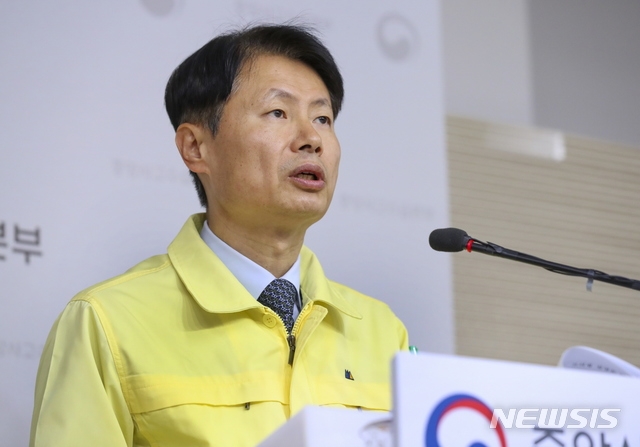 김강립 보건복지부 차관 겸 중앙사고수습본부 부본부장이 24일 오전 11시 정부세종청사에서 열린 정례브리핑을 진행하고 있다. 김 차관은 이 자리에서 4주 이내에 대구를 안정화시키겠다고 말했다.