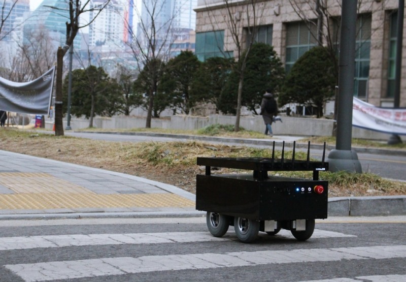 도구공간 자율주행 로봇이 야외주행을 실시하고 있다.