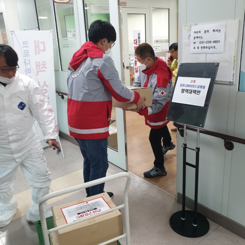 자가격리자 긴급구호세트 전달 장면