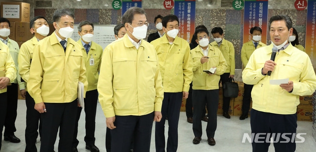 문재인 대통령이 25일 대구 남구청을 찾아 조재구 구청장으로부터 신종 코로나바이러스 감염증(코로나 19) 확산에 따른 취약계층 복지전달체계 현황을 보고 받고 있다.