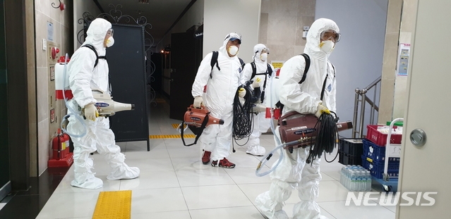 경북 김천시가 25일 평화동에 있는 신천지교회 교육장을 집중 소독하고 있다. 이 교육장은 주3회 20~30명의 신도들이 이용했으며 최근 폐쇄됐다.