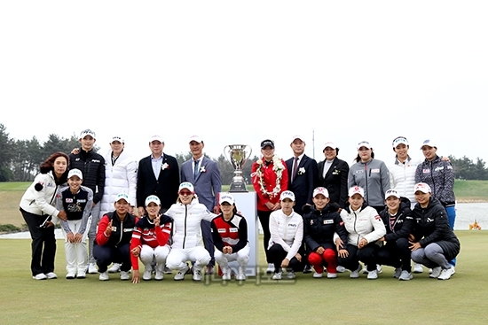 국내 남녀골프대회가 코로나 확산과 안전문제에 큰 영향을 주지 않는 '노 갤러리'로 치르는 방안이 적극 검토되고 있다. 사진은 지난 해 LPGA 시즌 개막전인 롯데 렌터카 여자오픈 시상식 수상자 모습