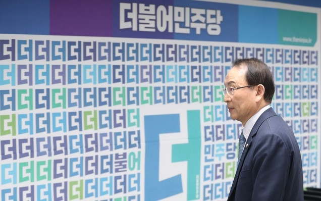 최운열 더불어민주당 중앙당선거관리위원회 위원장이 26일 서울 여의도 당사에서 국회의원 후보 1차 경선 발표를 마친 뒤 퇴장하고 있다.