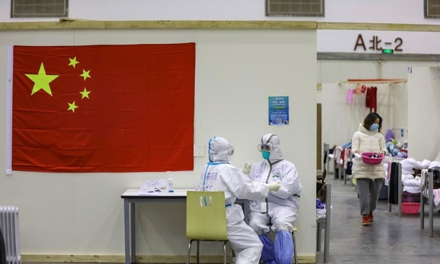 18일(현지시간) 신종 코로나바이러스 감염증(코로나19) 진원지인 중국 후베이성 우한시의 임시 병원에서 의료진이 잠시 의자에 앉아 있다.