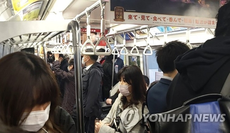 도쿄 지하철에서 시민들이 마스크를 착용하고 있다. 사진=연합뉴스