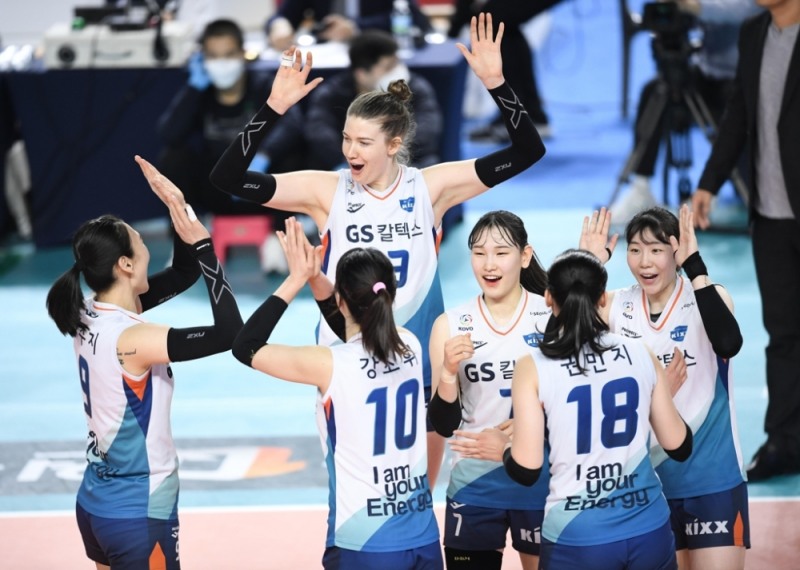 GS칼텍스가 27일 한국도로공사와를 8연패 늪에 빠트리며 4연승으로 선두에 올라섰다. <사진 KOVO>