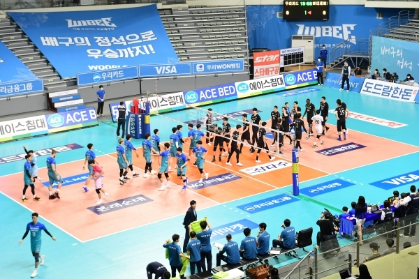 우리카드와 현대캐피탈이 27일 장충체육관에서 열린 프로배구 V리그 6라운드에서 인사를 나누고 있다.<사진 KOVO>