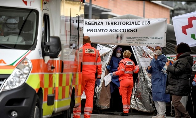 27일(현지시간) 이탈리아 에밀리아로마냐 피아첸차 소재 한 병원 응급실 인근 시민보호청 텐트 옆에 의료진이 서 있다. 