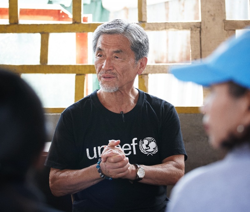 코로나19 바이러스 치료 활동 지원을 위해 기금을 전달한 장사익 친선대사 (사진제공= 유니세프한국위원회)