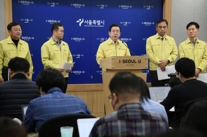 코로나19와 관련해 지난 24일 서울시 입장을 발표하는 박원순 서울시장 모습. 박 시장은 27일 열린 MBC '100분토론'에서 코로나19 확산과 관련, 신천지의 매개에 대해 미필적 고의에 의한 살인이라고 비판했다. / 사진 = 서울시 홈페이지