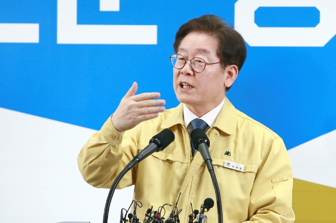사진은 이재명 경기도지사가 지난 24일 오전 경기도청에서 기자회견을 열고 코로나19 확산 방지를 위한 비상조치에 대해 설명하며 신천지 종교시설을 강제봉쇄하고 집회를 금지하는 긴급행정명령 시행을 발표하는 모습. / 사진 = 경기도 홈페이지