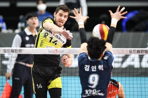 OK저축은행의 레오가 한국전력 김인혁의 블로킹을 향해 강스파이크를 날리고 있다,<사진 KOVO제공>