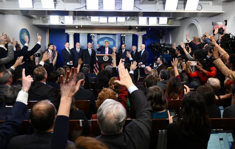 도널드 트럼프 미국 대통령(가운데)이 지나달 26일(현지시간) 백악관 브리핑룸에서 신종 코로나바이러스 감염증(코로나19) 태스크포스와 함께 기자회견을 하고 있다.(워싱턴 UPI=연합뉴스)