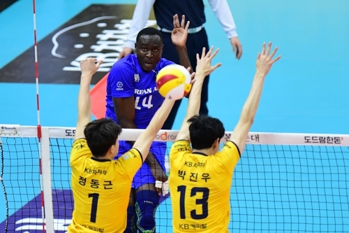 현대캐피탈의 다우디가 KB손해보험 정동근과 박진우의 블로킹을 뚫고 공격을 성공시키고 있다.<사진 KOVO 제공>