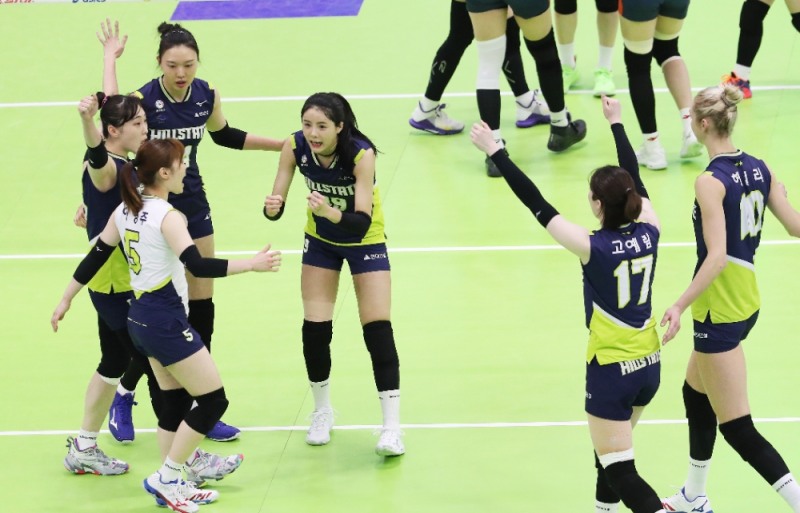 현대건설이 1일 GS칼텍스를 3-0으로 완파하고 승점 1 차이로 다시 선두에 오르자 선수들이 기뻐하고 있다.<사진 연합뉴스>