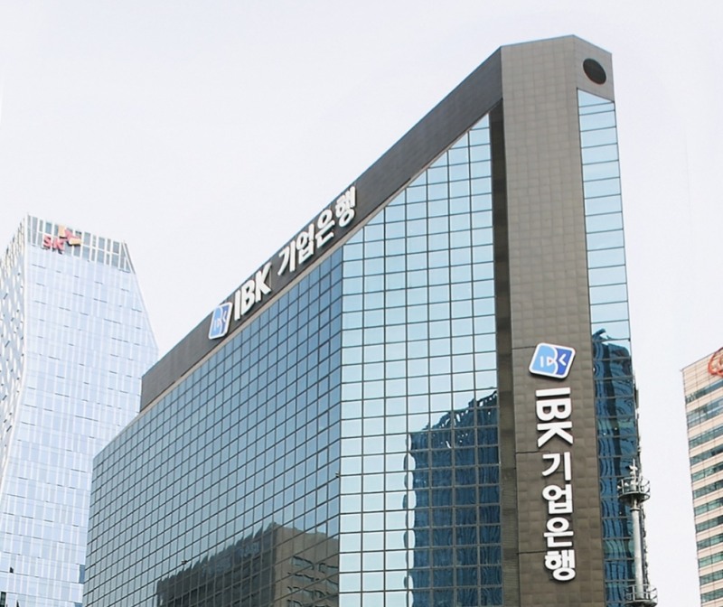 IBK기업은행이 코로나19로 어려움을 겪고 있는 소상공인을 위해 손세정제 등 무료 나눔을 진행한다. 사진=IBK기업은행 본사