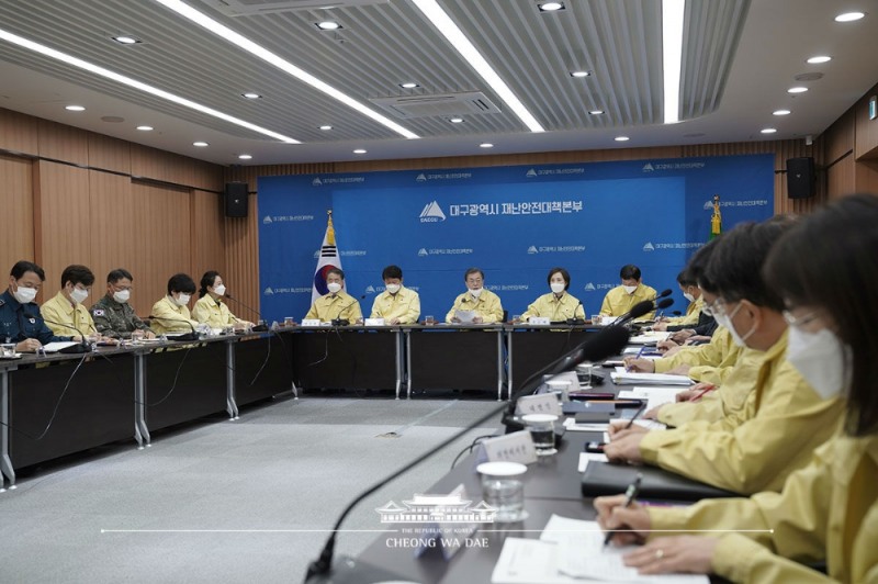 문재인 대통령이 지난 25일 대구를 방문, 대구시청 2층 상황실에서 유은혜 사회부총리 겸 교육부 장관, 진영 행정안전부 장관, 박능후 보건복지부 장관, 권영진 대구시장 등이 참석한 가운데 ‘코로나19 대응 대구지역 특별대책회의’를 주재했다. 사진=청와대