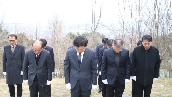 장석웅 전라남도교육감이 1일 3·1절 101주년 목포 3·1독립운동탑에 참배하고 있다./사진=전남교육청