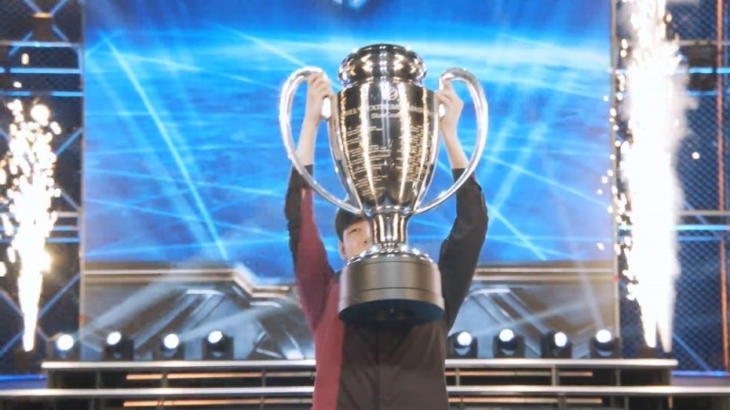 IEM 월드 챔피언십 2020 스타2 종목에서 우승한 진에어 그린윙스 이병렬이 트로피를 들어 올리고 있다(사진=생중계 화면 캡처).