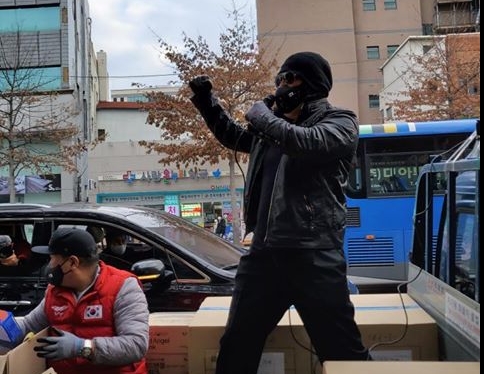 배우 김보성 씨가 대구를 찾아 마스크를 전달했다. 사진=실시간대구 페이스북 캡쳐