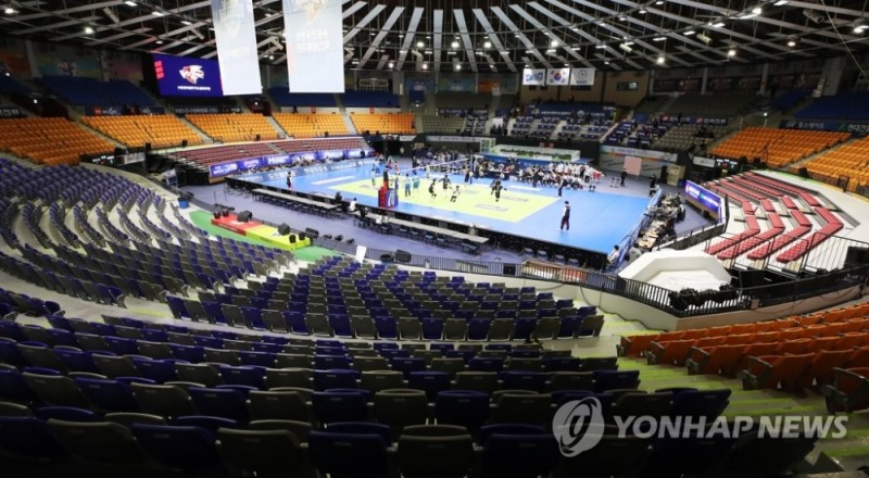 무관중으로 계속되는 프로배구 V리그가 3일 경기부터 모두 중단됐다.<사진 연합뉴스>