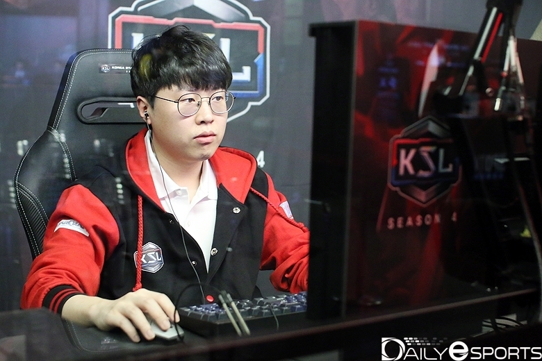 ASL 시즌9 24강 F조 경기에 출전하는 김명운.