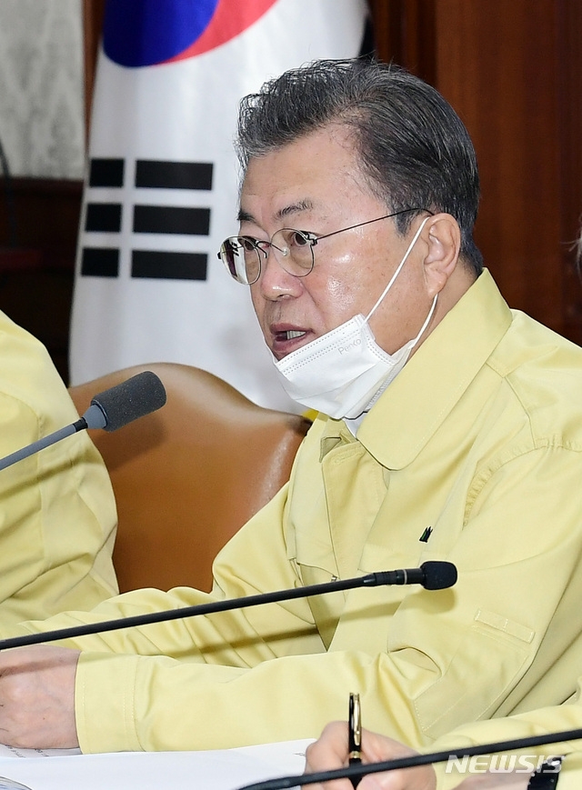 문재인 대통령이 3일 서울에서 열린 국무회의에 참석해 발언하고 있다.