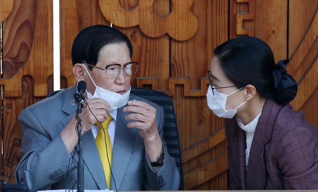 이만희 신천지예수교 증거장막성전 총회장이 2일 오후 경기 가평 평화연수원에서 신종 코로나바이러스 감염증(코로나19) 관련 기자회견을 하고 있다.