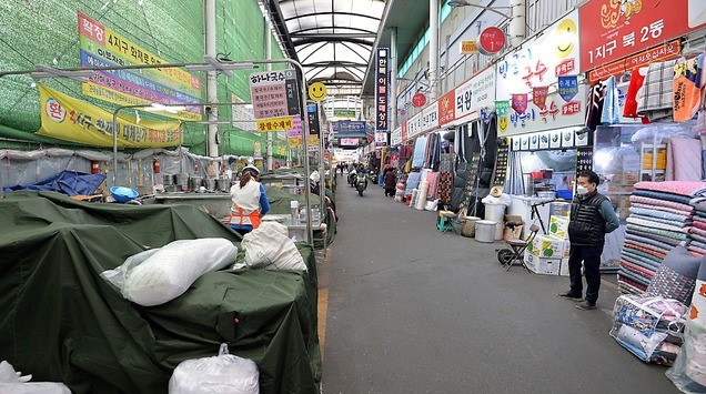 신종 코로나바이러스 감염증(코로나19) 확산으로 임시휴장에 들어갔던 3일 오후 대구 중구 서문시장이 재개장한지 이틀이 지났지만 대부분 점포가 문을 열지 않아 한산한 모습을 보이고 있다.