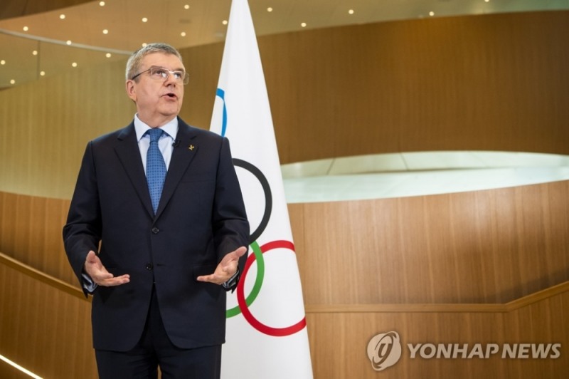 (로잔 AP=연합뉴스) 토마스 바흐 국제올림픽위원회(IOC) 위원장이 3일(현지시간) 스위스 로잔 IOC 본부에서 집행위원회가 끝난 뒤 성명을 발표하고 있다. IOC는 &quot;도쿄 올림픽의 성공을 위해 전력을 다할 것&quot;이라면서 각국 선수들에게 &quot;2020 도쿄 올림픽을 준비할 것&quot;을 당부했다.