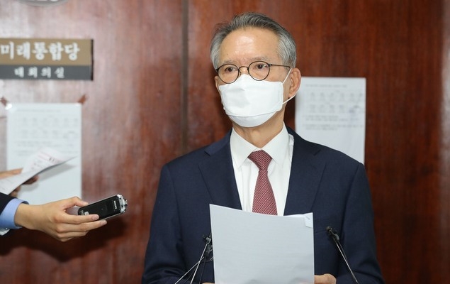 김형오 미래통합당 공천관리위원장이 4일 서울 여의도 국회에서 열린 공천관리위원회 면접 후 브리핑을 하고 있다.