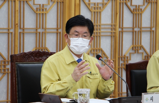 강인규 나주시장은 지난 2일 시청 대회의실에서 열린 3월 주요 업무보고회를 통해 코로나19로 어려움을 겪는 지역경제 위기 극복을 위한 종합대책을 논의하고 있다./사진=나주시