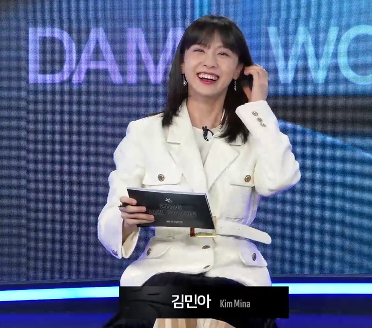 롤챔스 분석 데스크에 복귀한 김민아 아나운서(사진=생중계 화면 캡처).