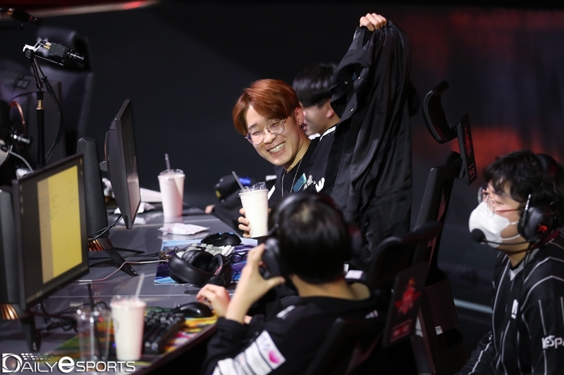 기뻐하는 APK 선수들.